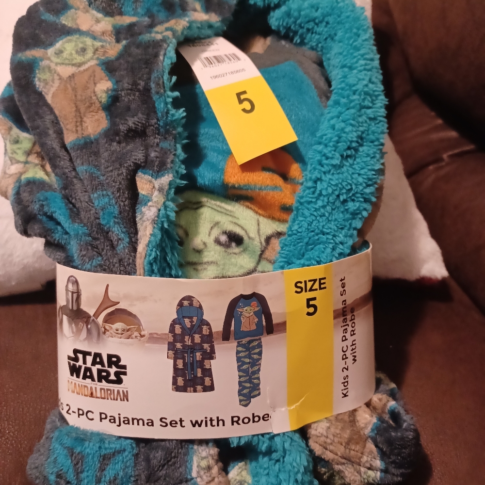 Star Wars Pajamas with matching robe, boys size 5